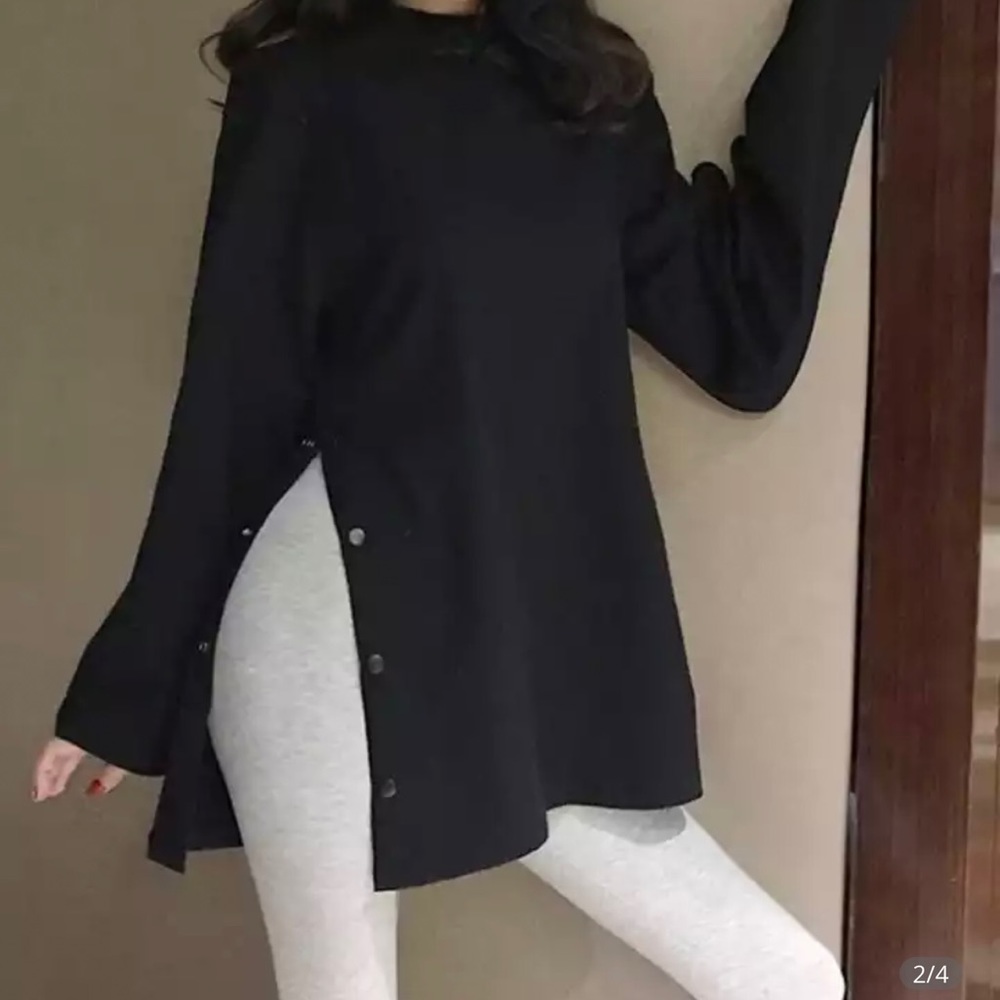 🌸 T shirt Split Side Button black Long Tshirt size M. New